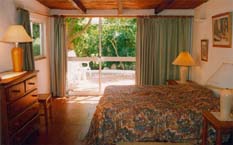 Doppelschlafzimmer Aussicht auf Garten Richtung Osten Algarve Ferienhaus im Algarve strandnah und ruhig gelegen in Cabanas de Tavira: das Ferienhaus Casa Quintal im tropischen Park OÁSIS - VERDE in Cabanas de Tavira an der Algarve in Portugal