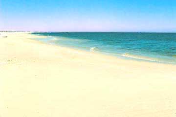 Der weisse Sandstrand von Cabanas de Tavira an der Algarve in Richtung Osten 