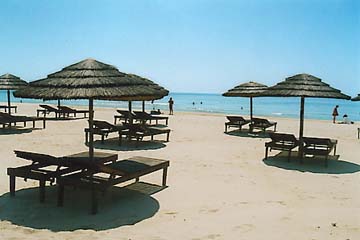 Die Sand - Strand - Insel vor Cabanas de Tavira hat eine kleine Bambussnackbar mit viel Schatten wo man jederzeit ein paar kühlende Getränke, Eis in Honigmelonen und viele andere Leckereien genießen kann...