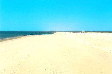 Die feine weiße Sand-Strand-Insel vor Cabanas ist über 8 Km lang, die Breite beträgt bei Flut ca. 500 m vor Cabanas und bis zu 800 m in den Randzonen gen Ost + West