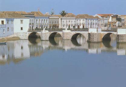 Blick von der Ostseite Tavira´s auf die gerade restaurierte alte Römerbrücke